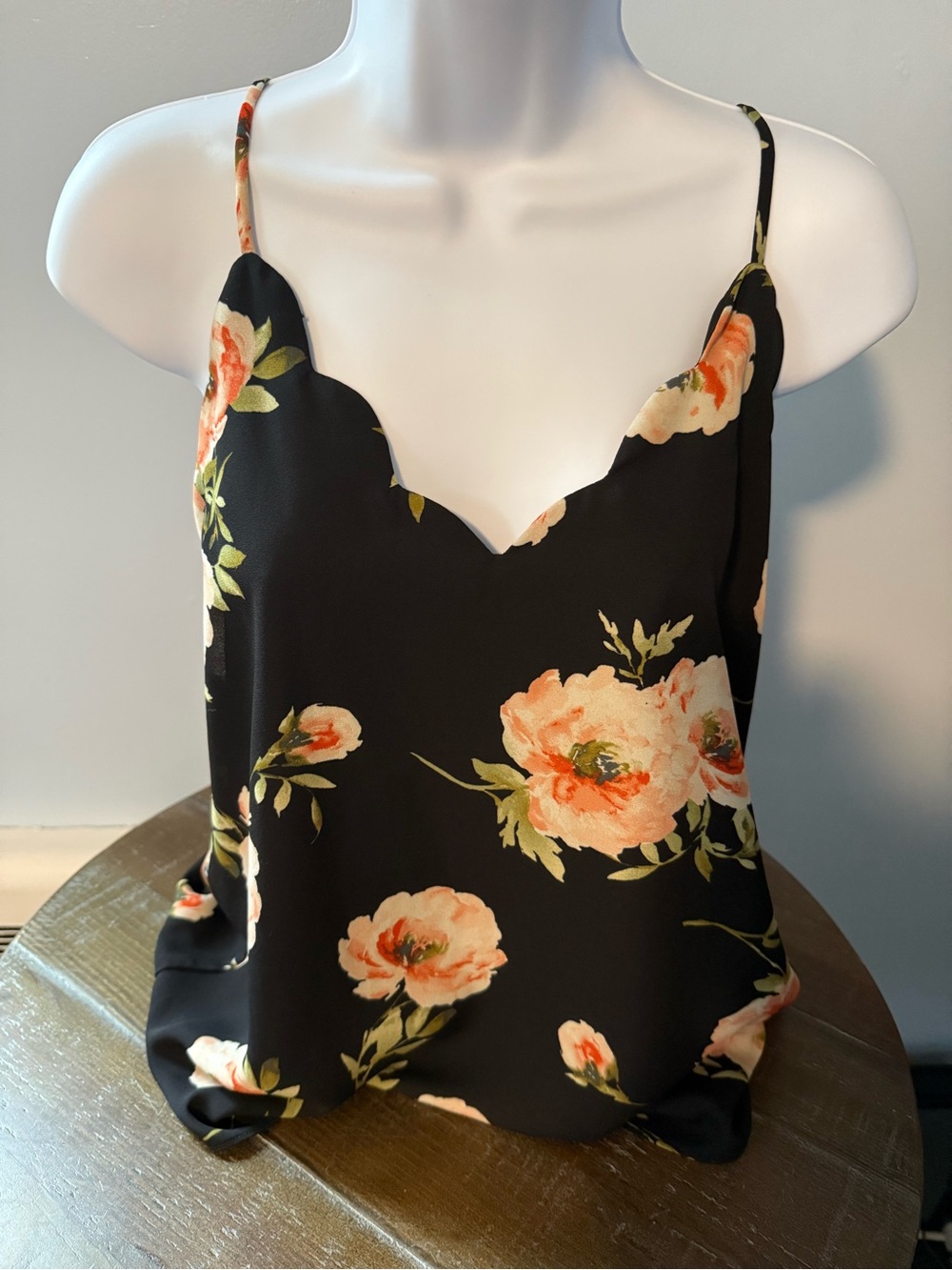 Floral Scallop V-Neck Tank Top - Black/Peach
